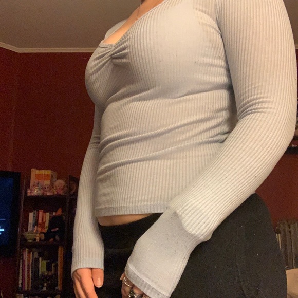 Vneck, ribbed long sleeve baby blue shirt. - Picture 4 of 4